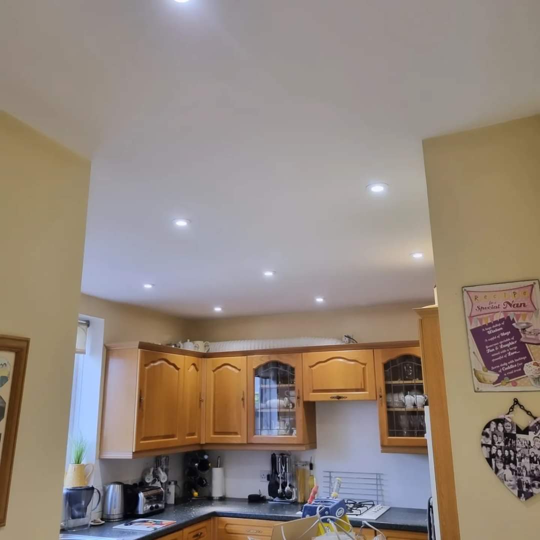 Подмяна на метал халогенни лунички с LED лунички, за постигане на много сериозно подобрение в осветеността и разхода на електроенергия.