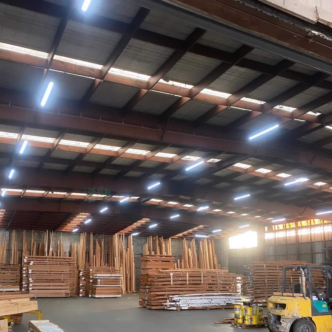 Монтаж на LED осветление на хале - склад за дървен материал в гр.Пловдив. За монтажа е използвана подвижна платформа - вишка.