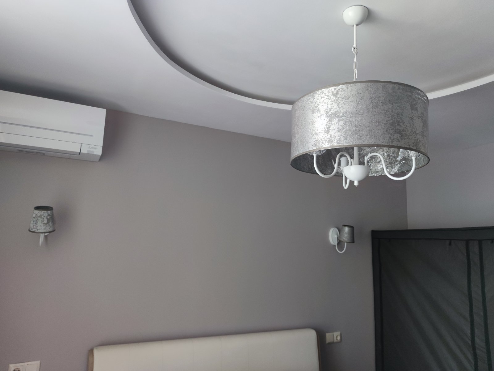 Монтаж на осветителни тела в апартамен. Спалня с полилей и 2 нощни лампи по поръчка от клиента и дизайнера.