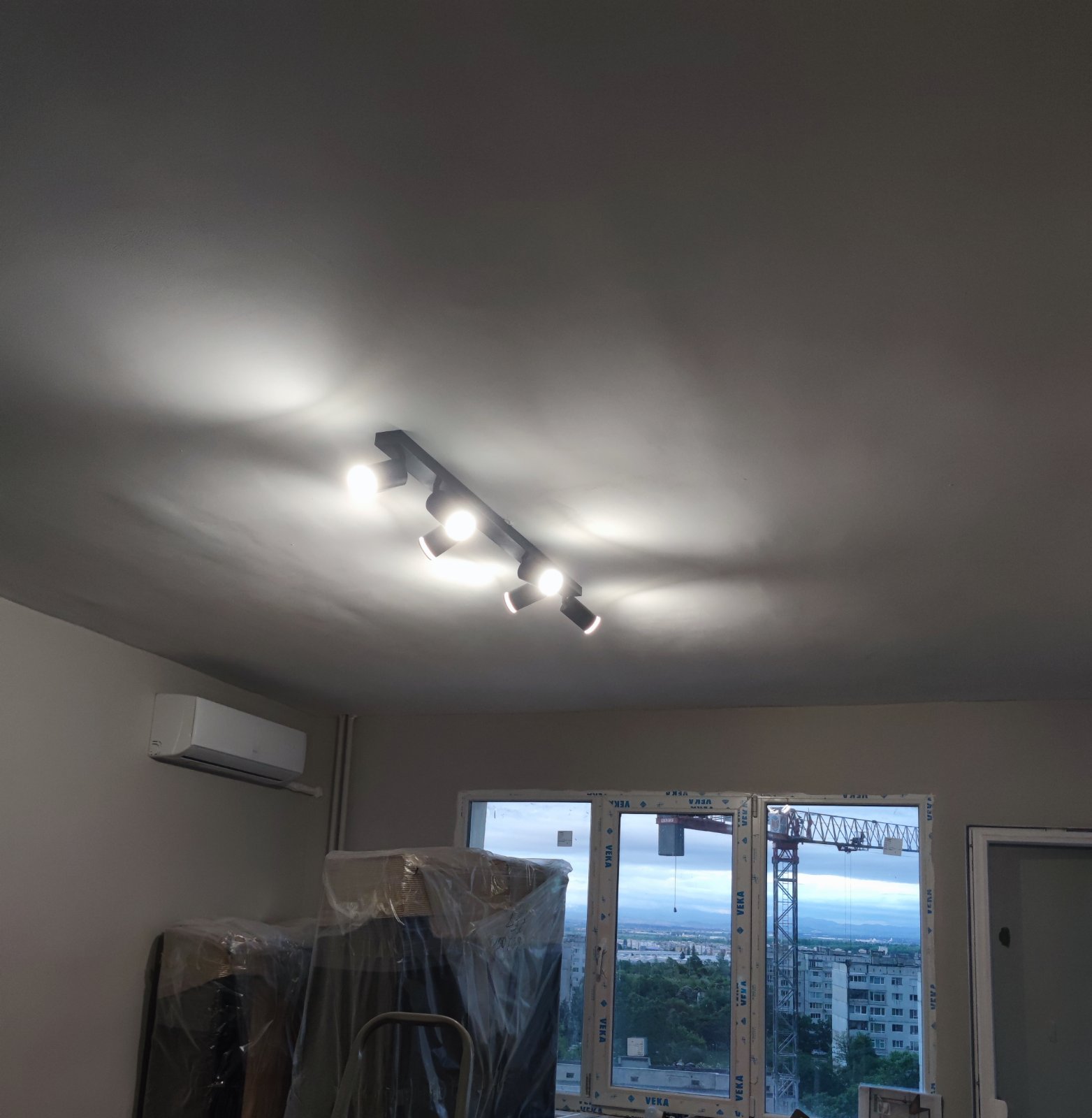 Монтаж на спот лампи в хол, кухня, трапезария. Двустаен апартамент.