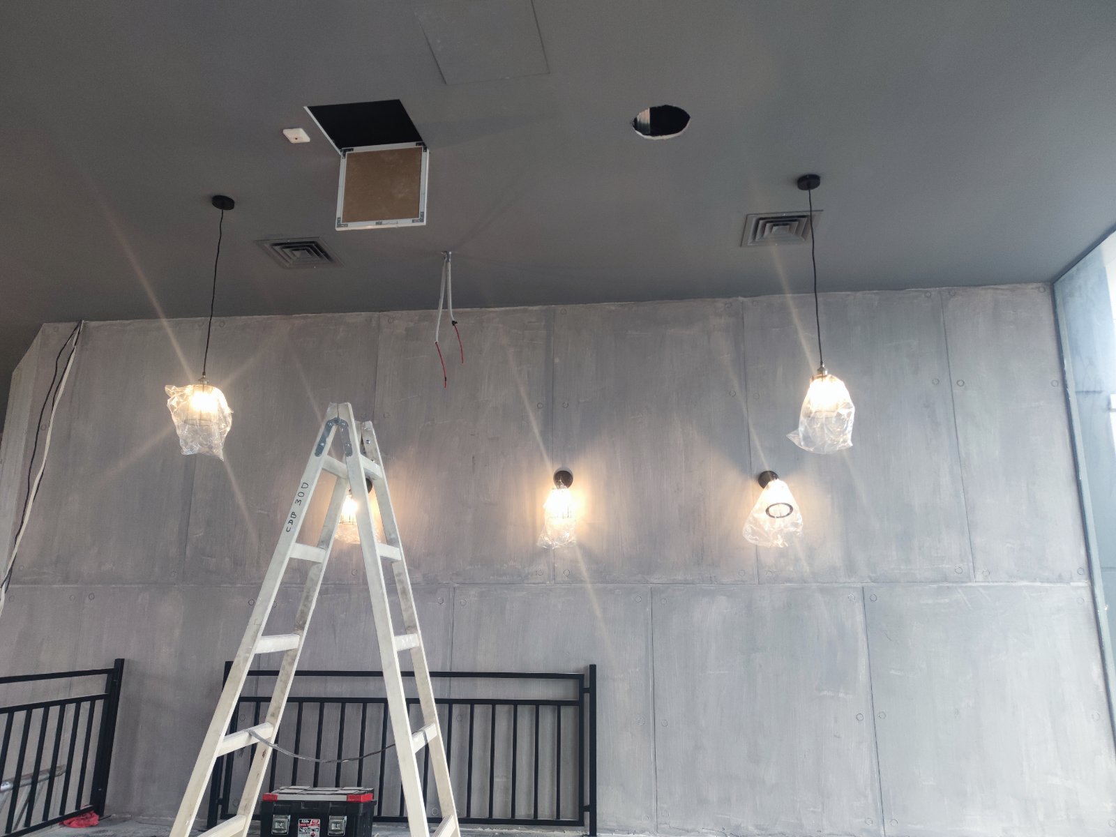 Изграждане на електроинсталация и монтаж на всичко необходимо в заведение, кафене, бар. Висящи лампи. Монтаж на табло, връзване на електроуреди - печки, котлони, LED осветление и др.