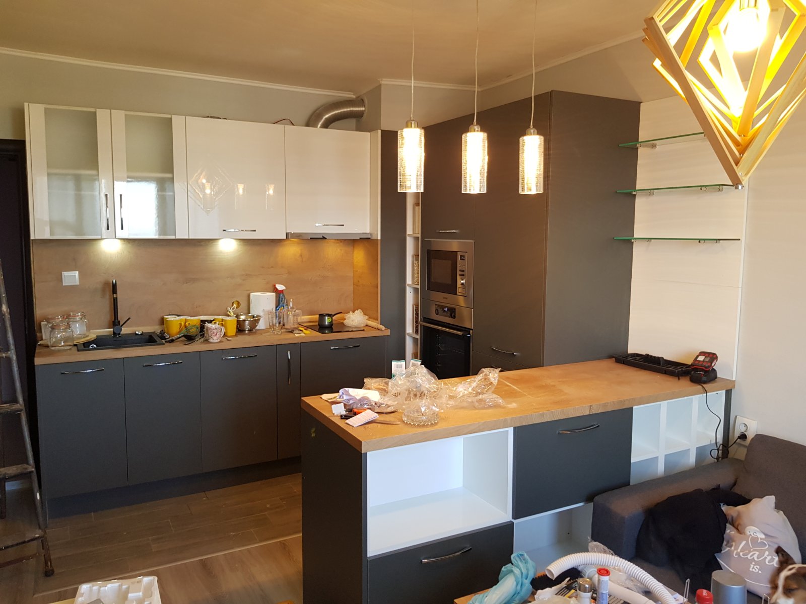 Монтаж на полилей над холна масичка и 3бр. висящи лампи над кухненски плот в дома на инж. Васил Димитров.