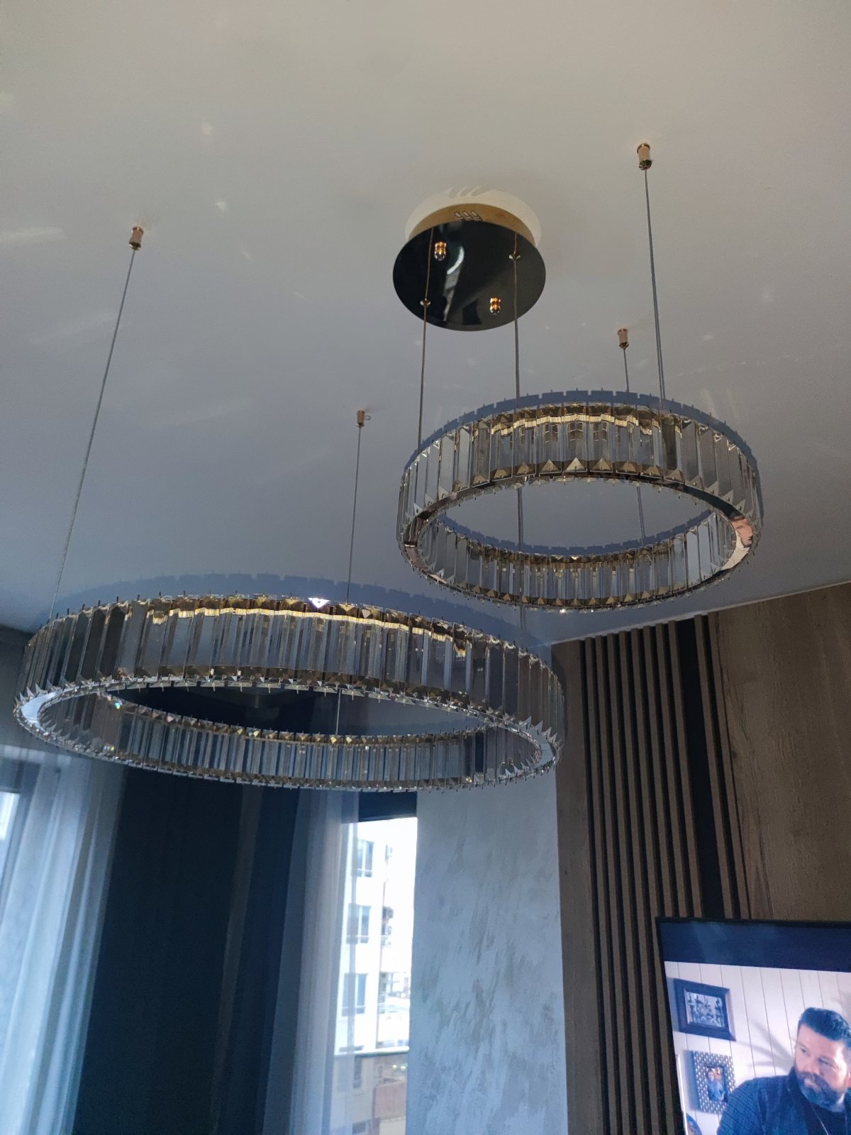 Монтаж и демонтаж на нескопосано монтиран полилей. Полилеят е много стилен, но предишния майстор го беше съсипал, защото не го беше монтирал правилно и беше одрязал монтажните въжета.