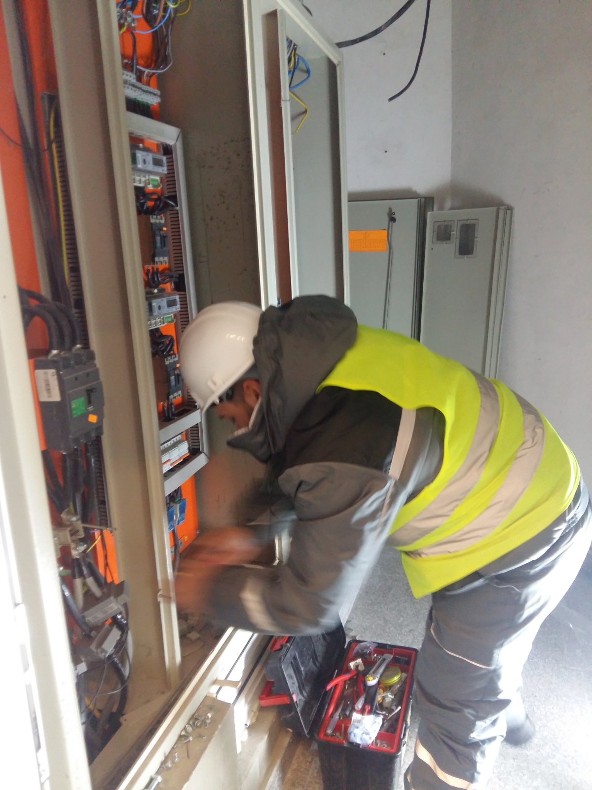 инж.Васил Димитров оборудва главно разпределително табло(ГРТ) на офис сграда в кв.Дружба 2, София.