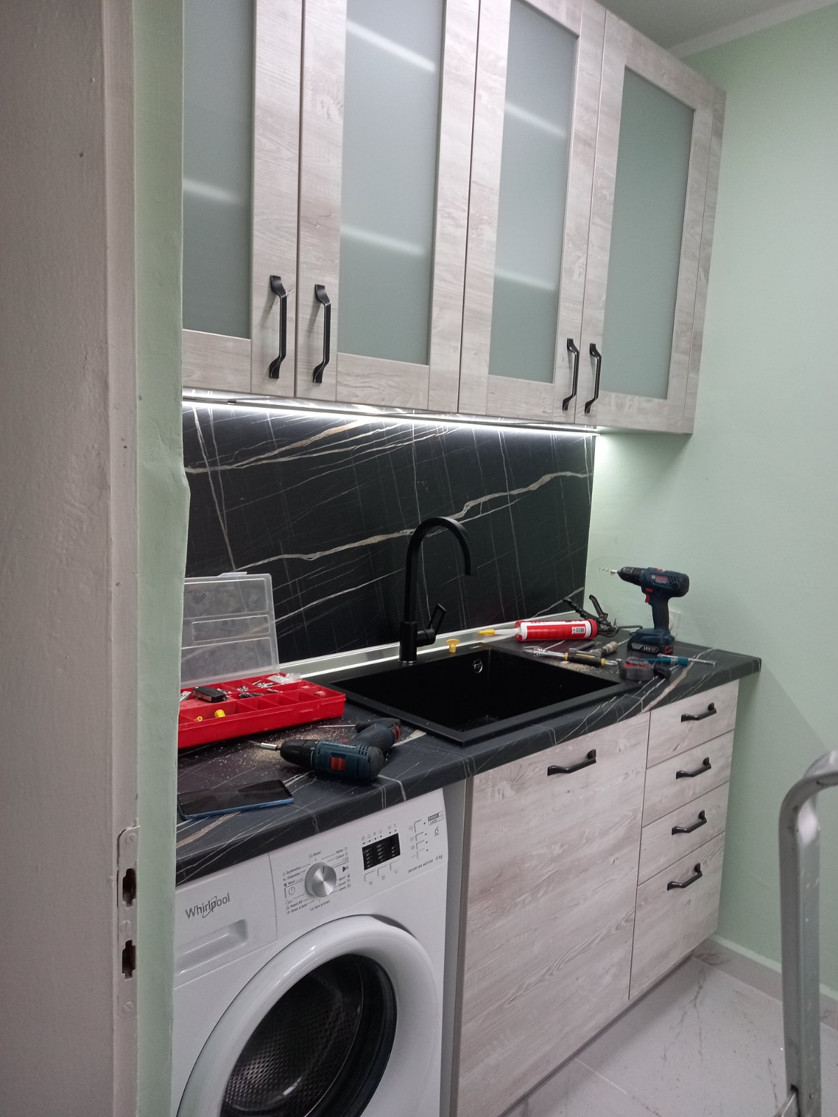 Монтаж на LED лента - осветление за кухненски шкафове на чисто нова кухня в кв.Младост 2, гр.София