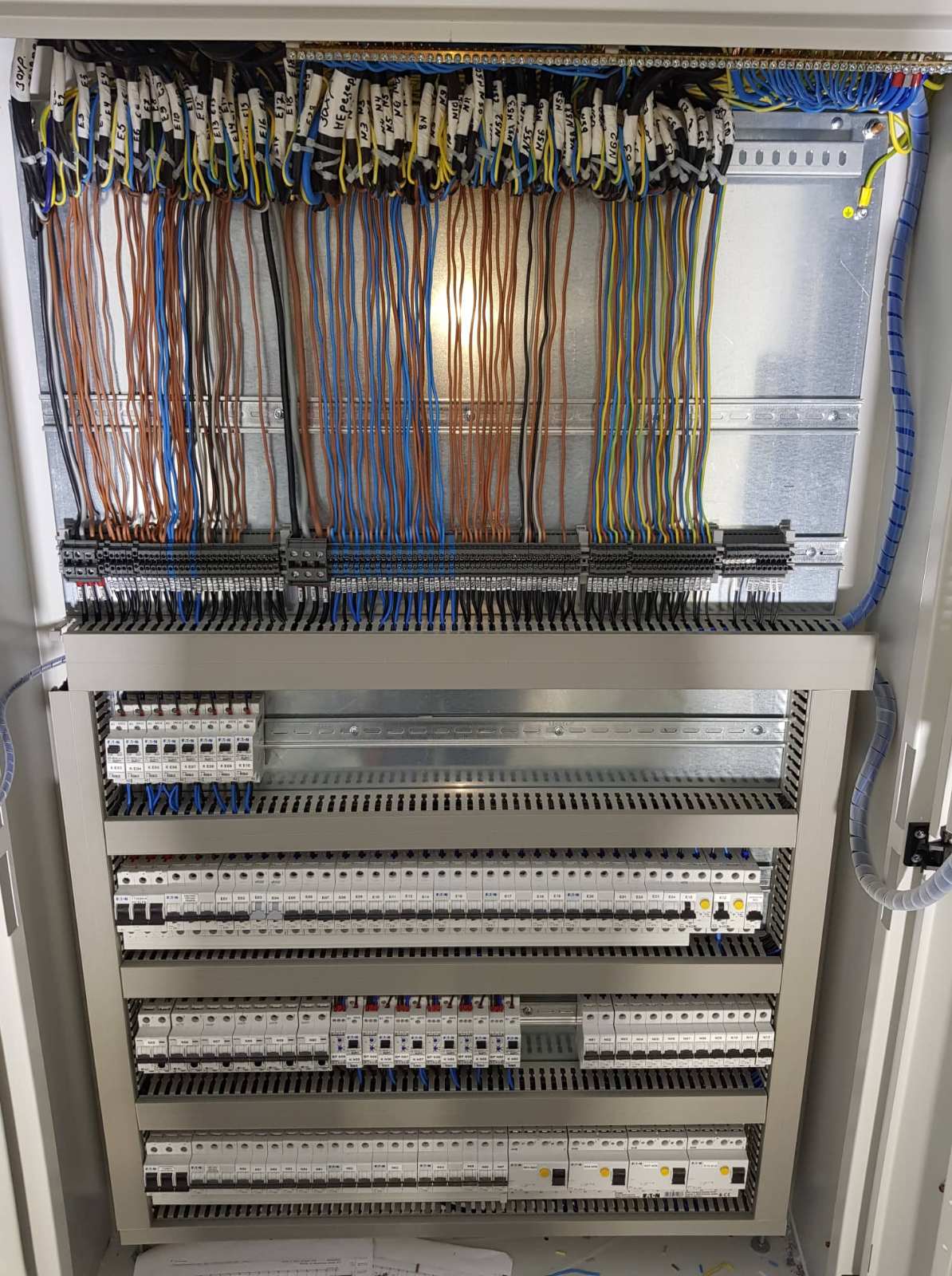 Подвръзване на голямо метално електрическо табло за заведение, бар, кафе. Таблото е поръчано готово, Електротехник ELSCAPE извършва монтажа и подвръзването.