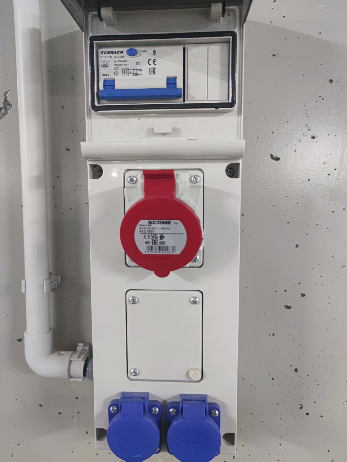 Ремонтно табло монтирано в обществен многоетажен паркинг. Таблото има прекъсвач, тривазен контакт и 2 монофазни контакта.