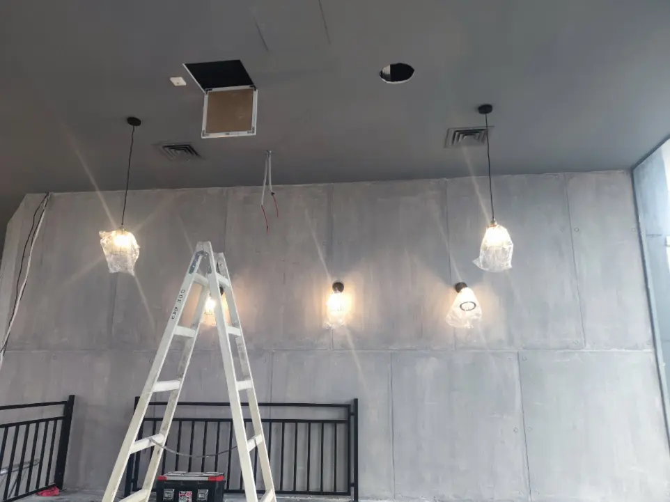 Монтаж на висящи лампи в кафе, заведение, ресторант. Електротехник Elscape изгради цялата инсталация на обекта - вкл. табло, кабели, пожароизвестяване, музикална система, и връзване на уреди.