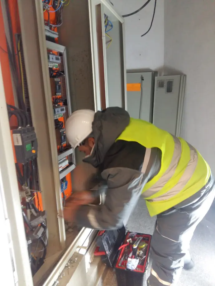 инж.Васил Димитров монтира апаратура в главно разпределително табло(ГРТ). Монтаж на промишлени предпазители, електромери и всичко необходимо за офис сграда. Цялата инсталация на сградата е изградена от Електротехник ELSCAPE - електро, пожароизвестяване, контрол на достъп, интернет и свързаност.