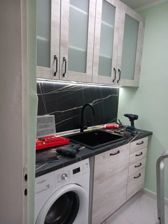 Монтаж на LED лента на кухненски шкафове. Сензор за безконтактно палене на осветлението над мивката.