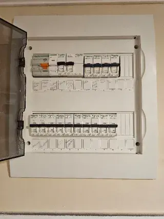 Монтаж на апартаментно табло за офис. Двуредово 16 позиционно табло.