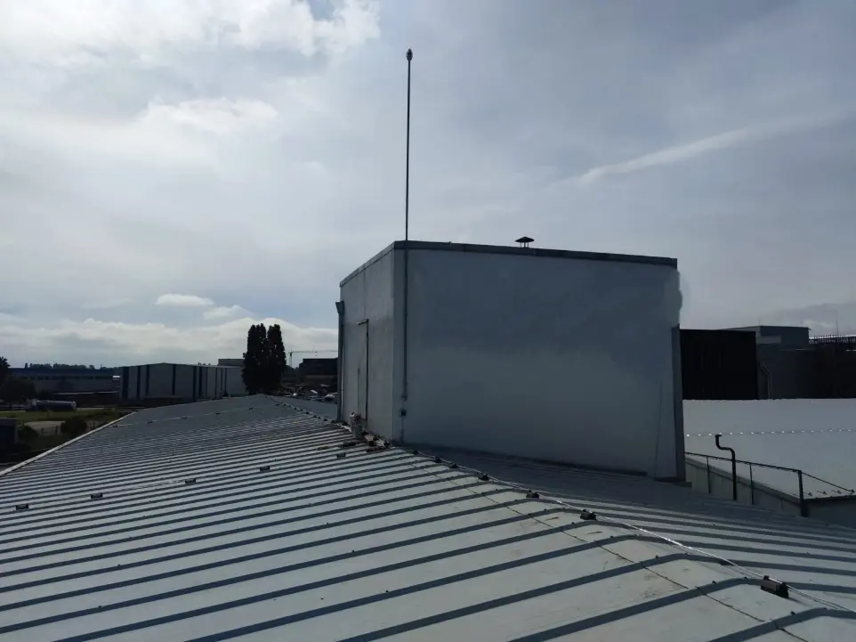 Изграждане на Мълниезащитна уредба на цех, хале, производствена база. Ламаринен покрив - монтиран стълб 4м и мълниерпиемник активен с изпреварващо действие.