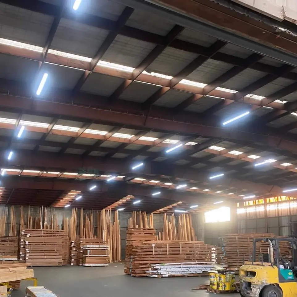 Монтаж на осветителни тела в производствено хале за дървесина. Монтаж с вишка на височина по тавана на халето.