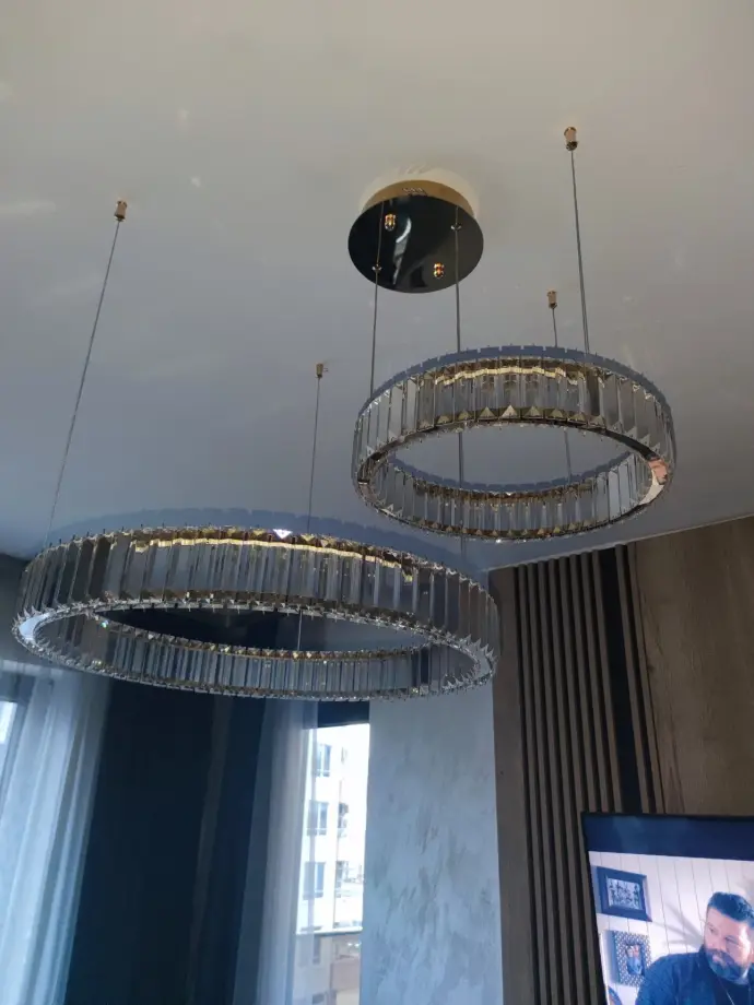Монтаж на луксозен стилен дизайнерски полилей с 2 големи обръча и много камъни.