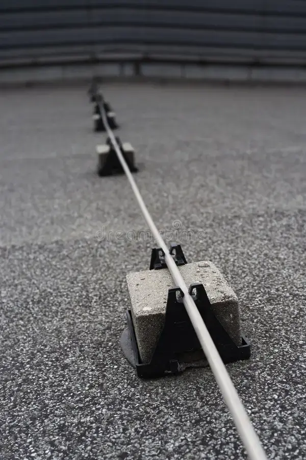 Изграждане на мълниезащита на плосък покрив. Поставяне на изолационни дистанционери(пънчета) за изолиран монтаж на AlMgSI мълниеотвеждащия проводник.